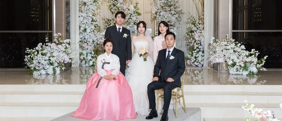 본식영상 비용 안내 — 서울 리버사이드 웨딩홀 본식 가족사진 장면